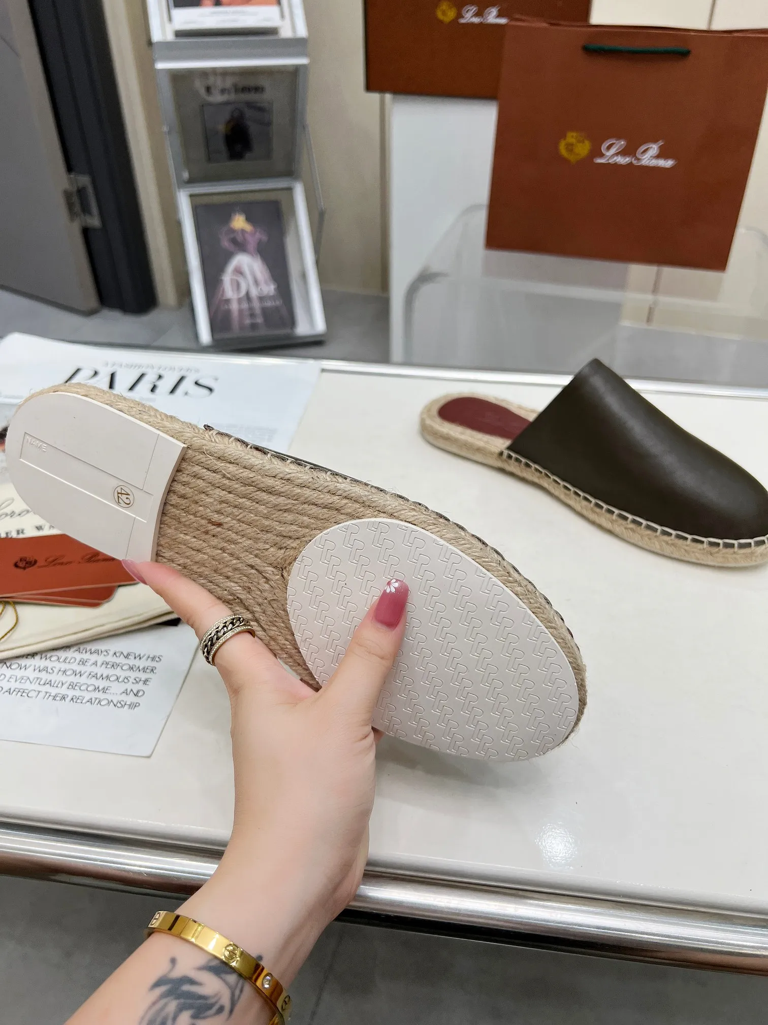 Men's men's shoes 💰520 🧚‍♂️.Loro Piana*👉Top genuine high-end fisherman's shoes and half-drag style👉Buy the original 1:1 copy💯💯💯 Founded the existing Loro Piana company on April 24, 1924. It is now the sixth generation of family business, providing high-quality products to customers who are discerning about taste and quality. ❤️Imported calfskin fabric. The lining is made of A-grade sweat-absorbent and breathable lining. 💯💯💯 Purely handmade. 💯Authentic packaging. Original one-to-one molded outsole. The favorite sandals of Middle Eastern tycoons. Code number: 39-46.